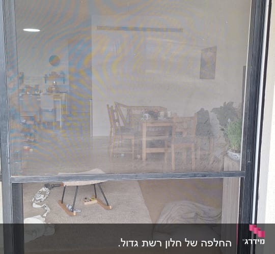 מסגרת אלומיניום לדלת עם רשת שקופה